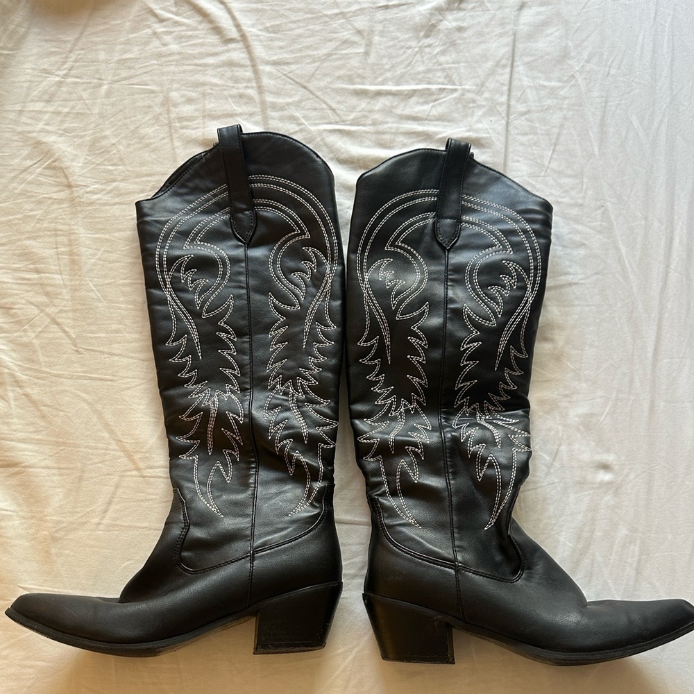 Black Western Heeled Boots with Decorative Stitching